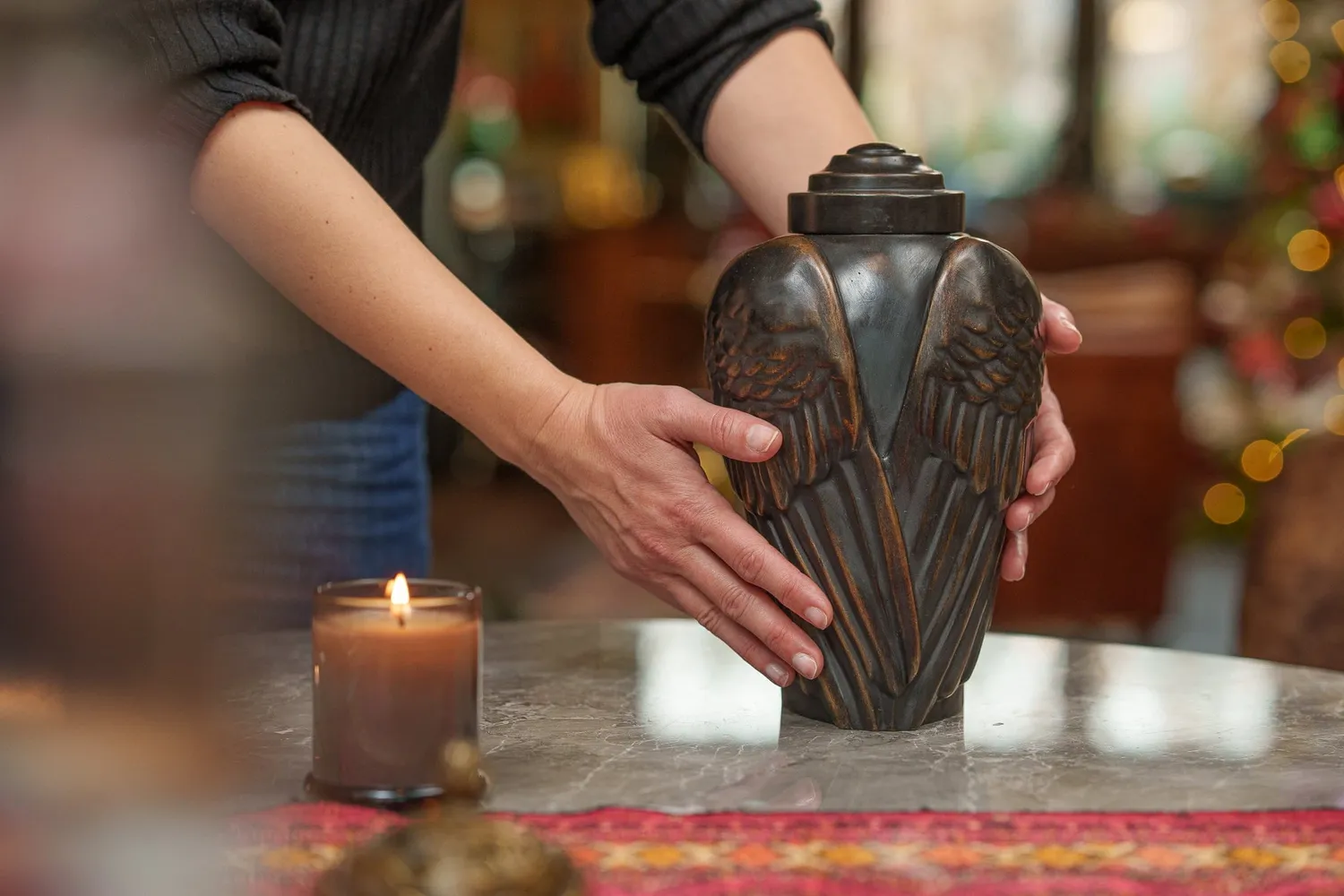 Pulvis Art Urns Ali urna cineraria in bronzo patina scura 3,1 L