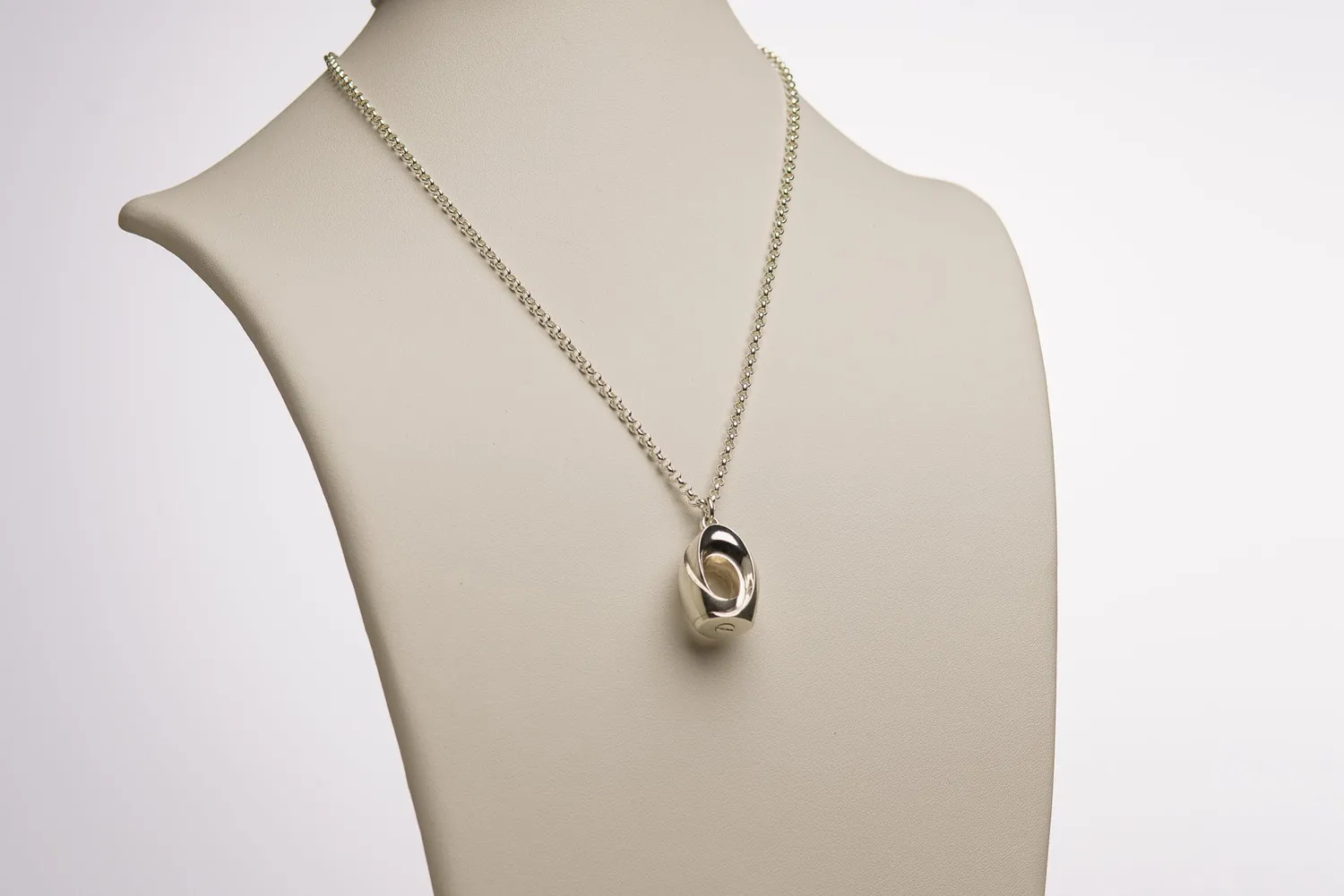 Pulvis Art Urns Passage collana cineraria in argento