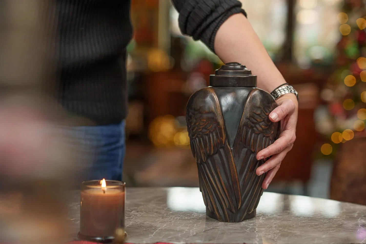 Pulvis Art Urns Ali urna cineraria in bronzo patina scura 3,1 L