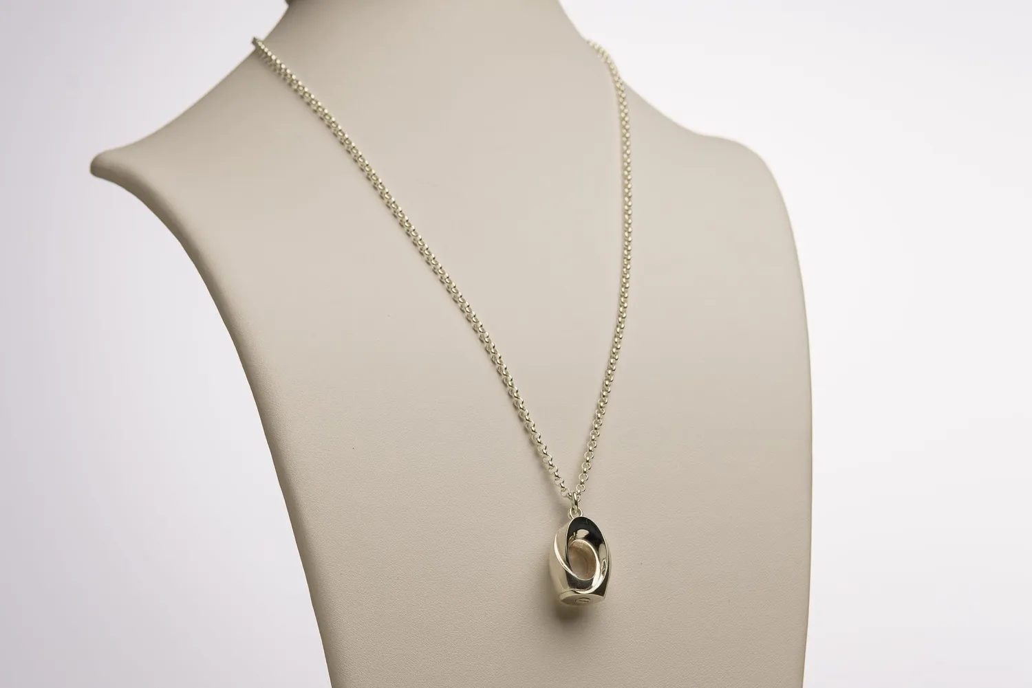 Pulvis Art Urns Passage collana cineraria in argento