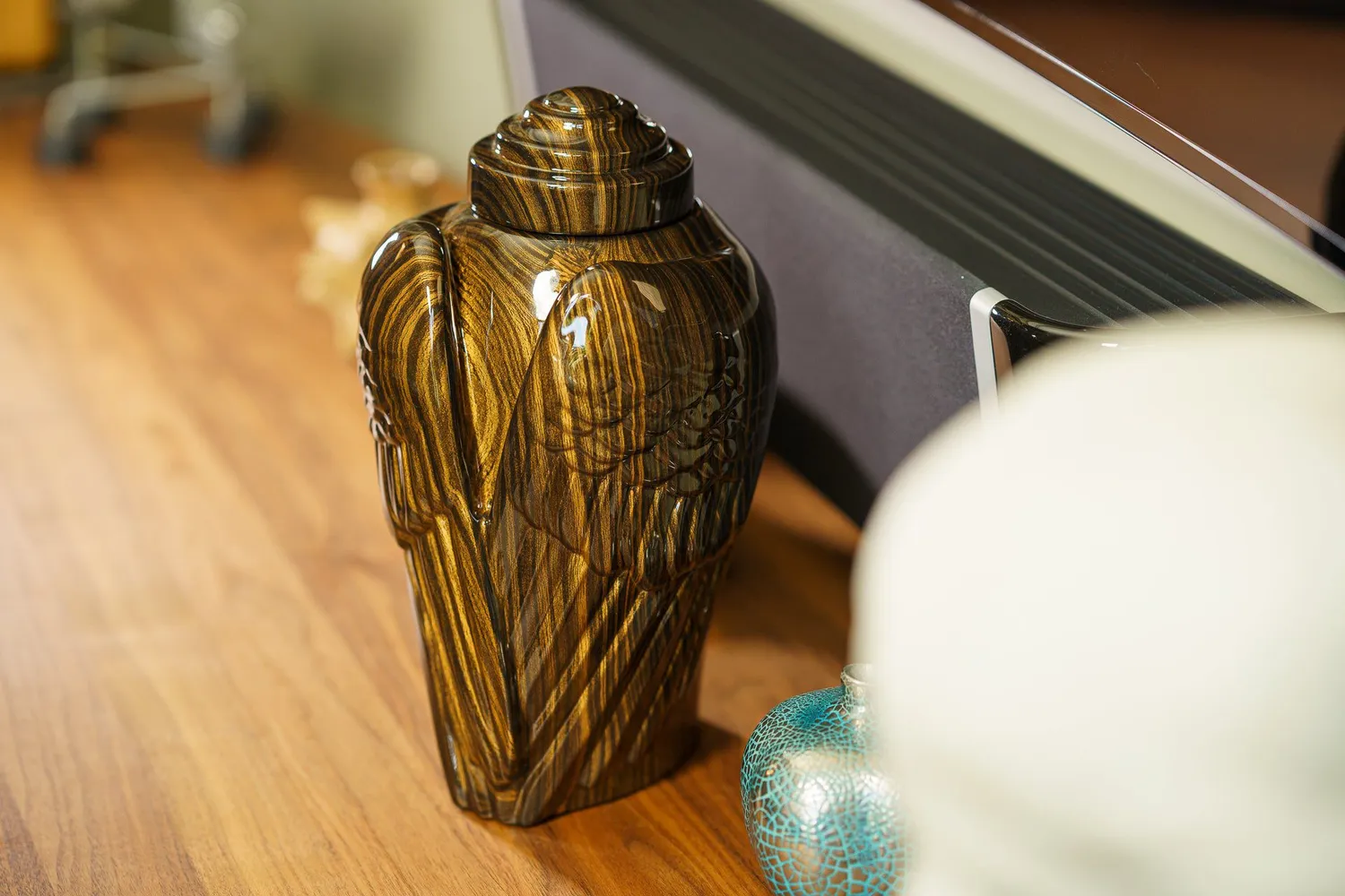 Pulvis Art Urns Ali WI-L urna ceramica strisce di legno